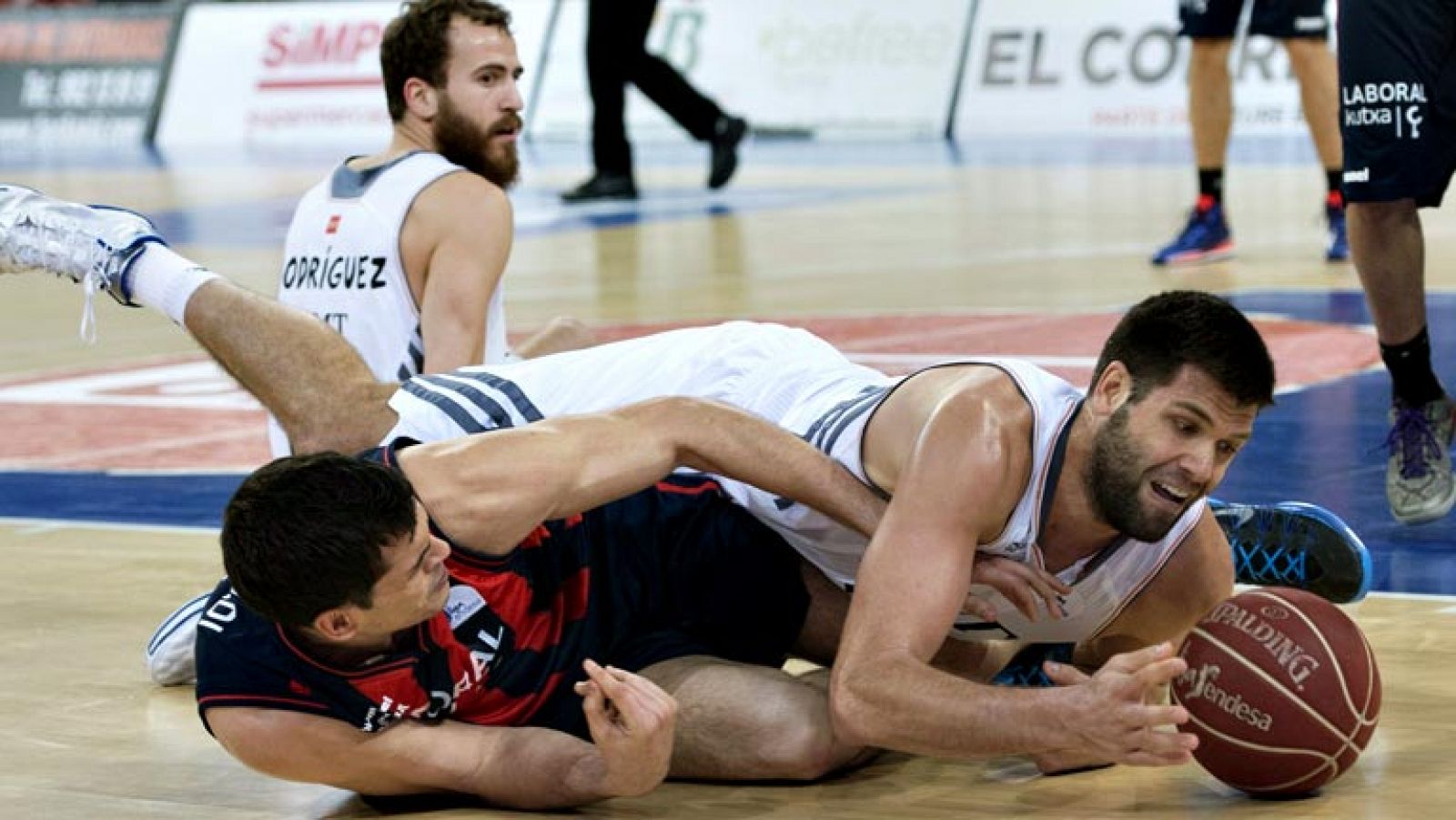 El Tuenti Móvil Estudiantes ha logrado una importante victoria en  el Polideportivo Pisuerga ante el CB Valladolid (59-89) y se ha  acercado así a la salvación, a costa del conjunto de Ricard Casas que  parece tener un pie en la Adecco Oro a falta de