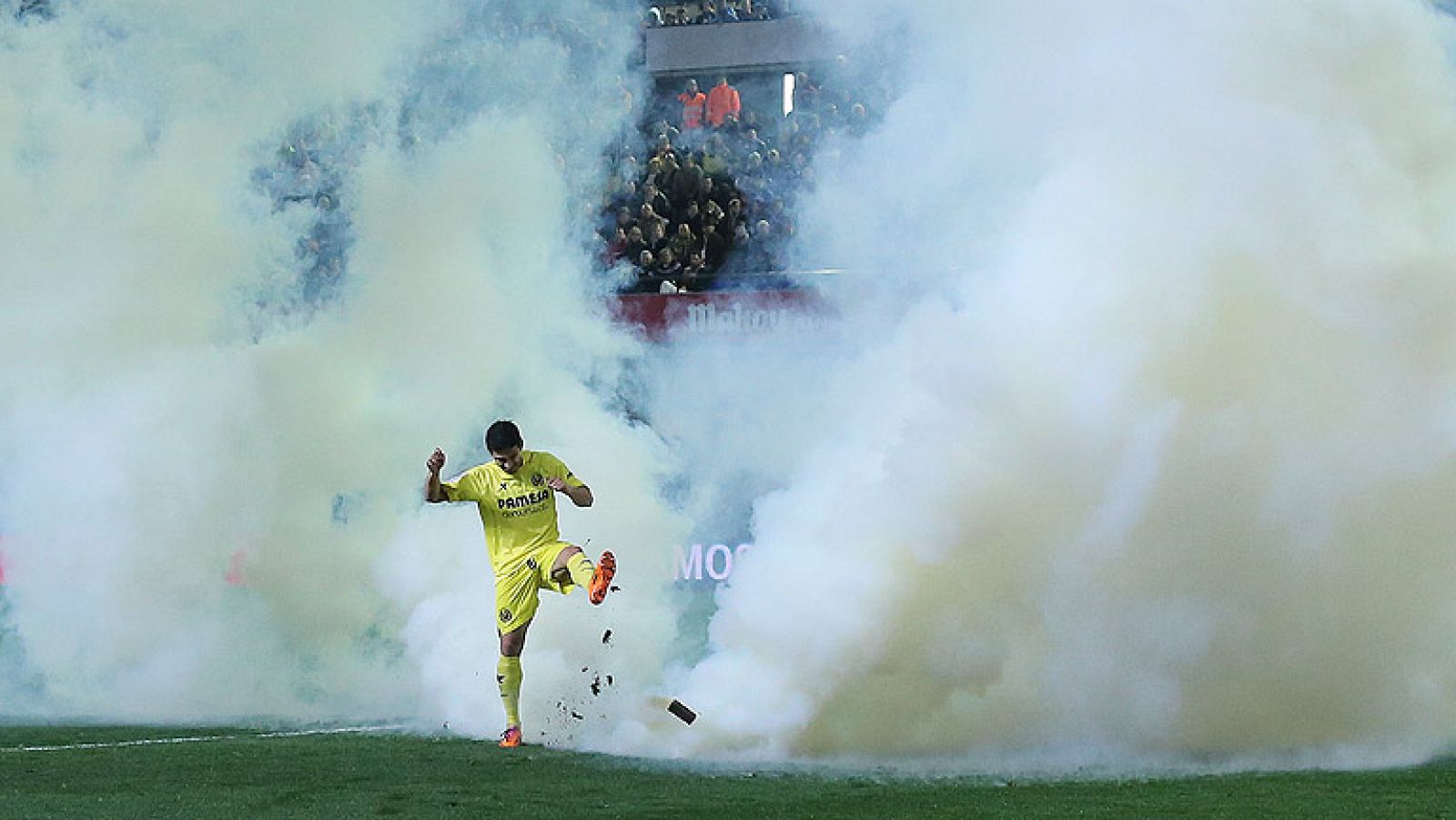 El lanzamiento de un bote de humo provocó la detención del partido entre Villarreal y Celta, que finalmente pudo terminarse con victoria de los vigueses.
