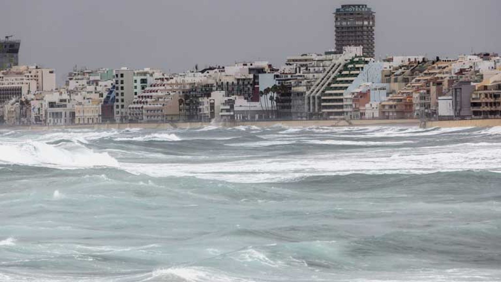 El temporal de lluvia y viento que está afectando al archipiélago  canario continúa provocando este domingo cortes en carreteras, caída  de árboles, farolas y carteles, además de desprendimientos, según ha  nformado el Centro Coordinador de Emergenci