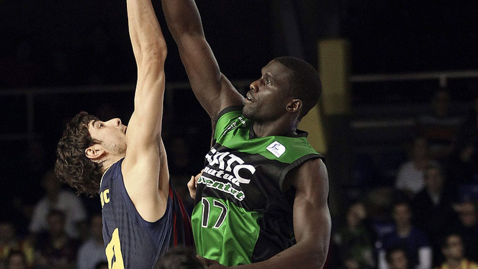 El Barcelona se sobrepuso al acierto del FIATC Joventut desde la línea de tres puntos y acabó llevándose la victoria en el derbi catalán.