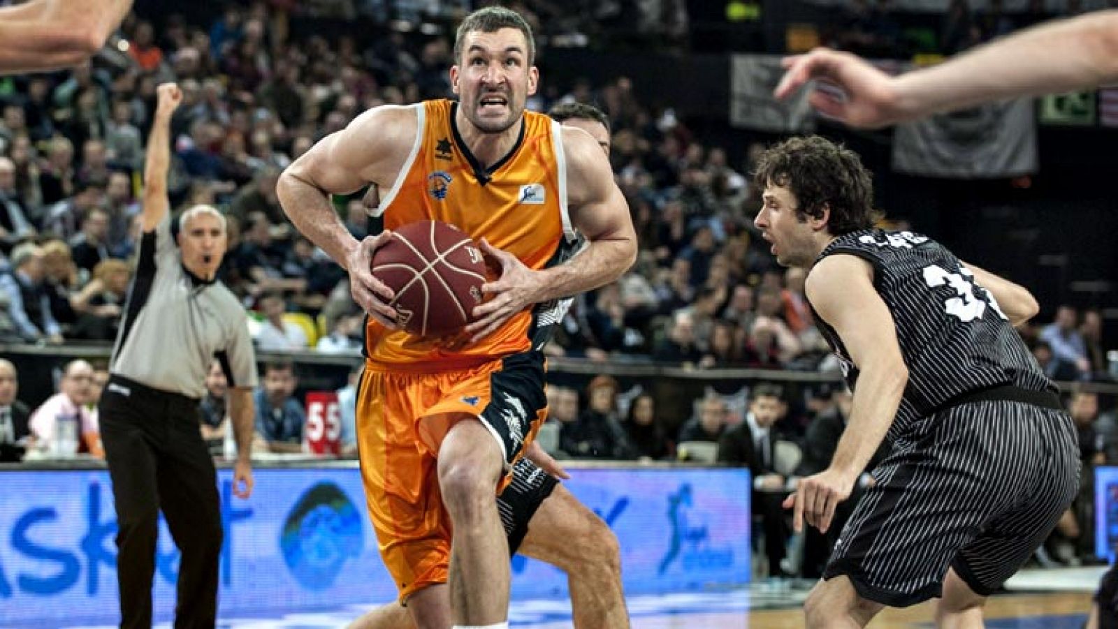 El Bilbao Basket logró un cómodo triunfo sobre un Baloncesto Fuenlabrada que luchó, pero que fue a remolque durante muchos minutos (95-73).