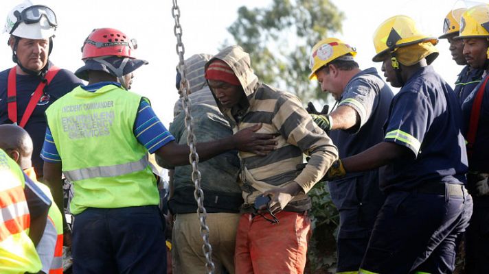 200 mineros atrapados en Sudáfrica