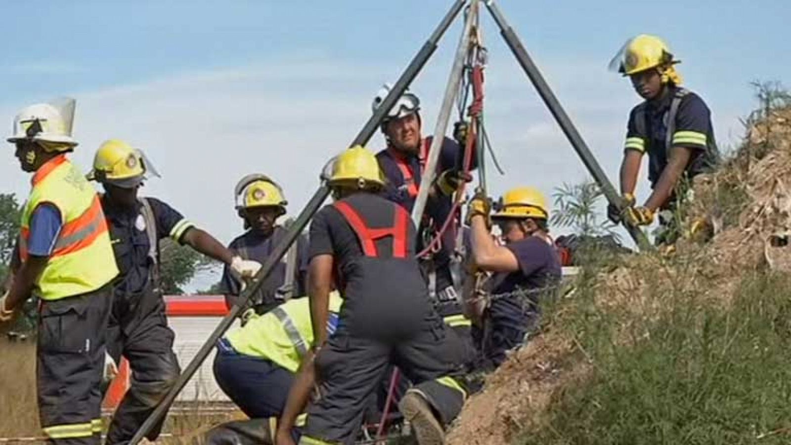 Once mineros rescatados en una mina de Sudáfrica