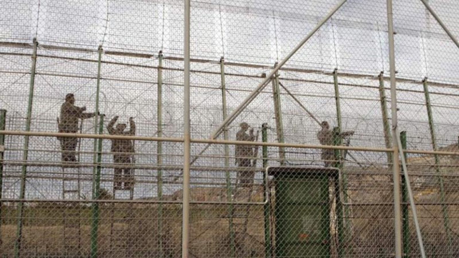 Decenas de inmigrantes subsaharianos entran en Melilla tras asaltar la valla fronteriza