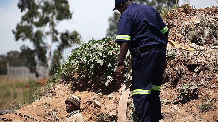 Los mineros atrapados en una mina ilegal de Sudáfrica rechazan su rescate