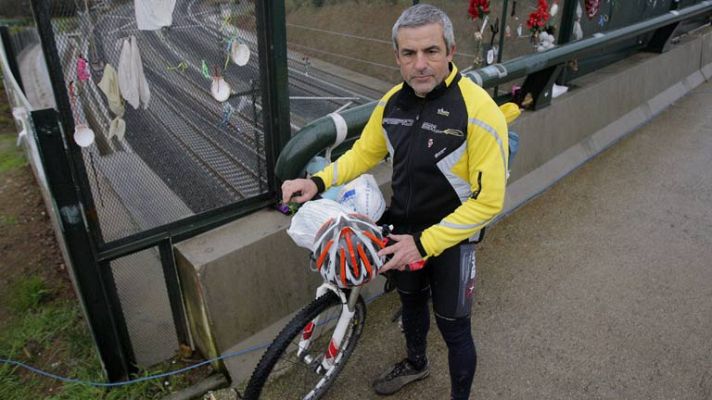 Telediario 1 - De Sevilla a Santiago en bicicleta para llevar una carta al juez del accidente del Alvia