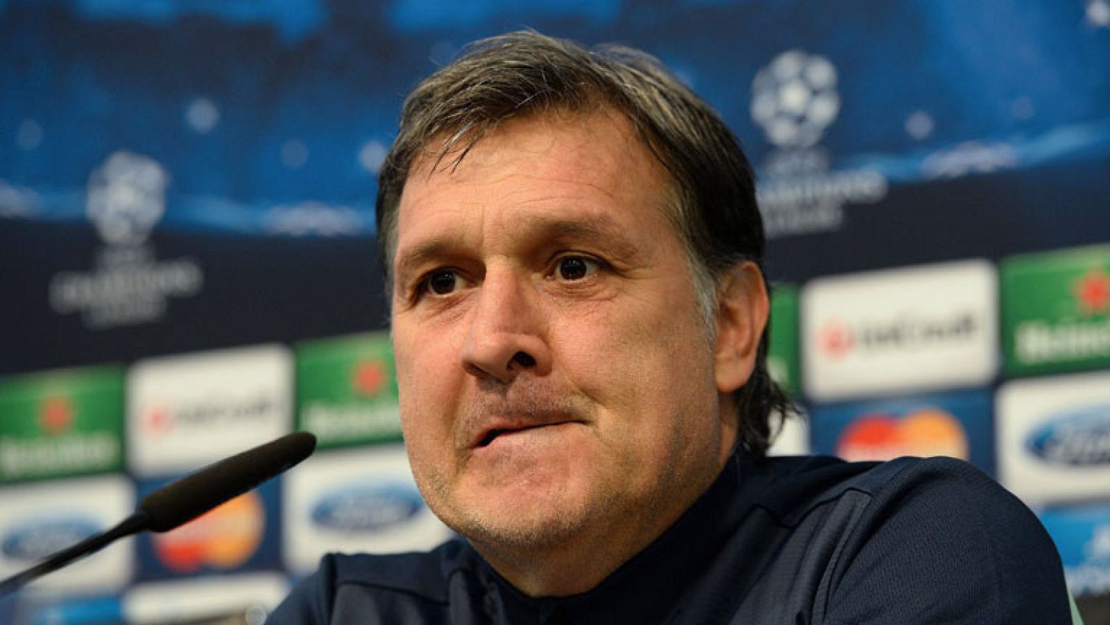 El técnico del FC Barcelona, Gerardo 'Tata' Martino, no ha desvelado si Neymar jugará desde el inicio y, además, ha dado la clave del éxito para ganar el partido de ida de los octavos de final de la Champions League ante el Manchester City, que pasa por "tener la posesión"."No hay que priorizar el control del juego o el gol. Nosotros tenemos que tener la posesión porque nos beneficia y, además, a través de la posesión buscar el gol. No hay que elegir, son los dos objetivos. El que tenga menos tiempo la pelota sufrirá más los 90 minutos", ha destacado Martino en la rueda de prensa previa al partido.