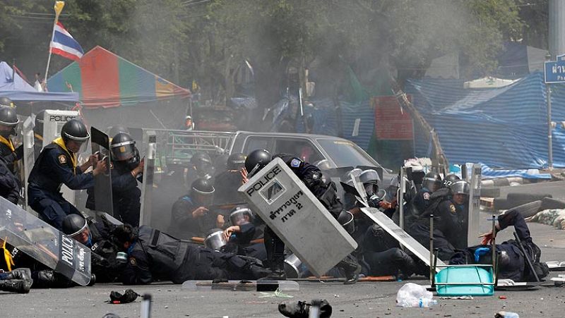 Muere un policía en Tailandia en el desalojo de los campamentos de opositores en Bangkok