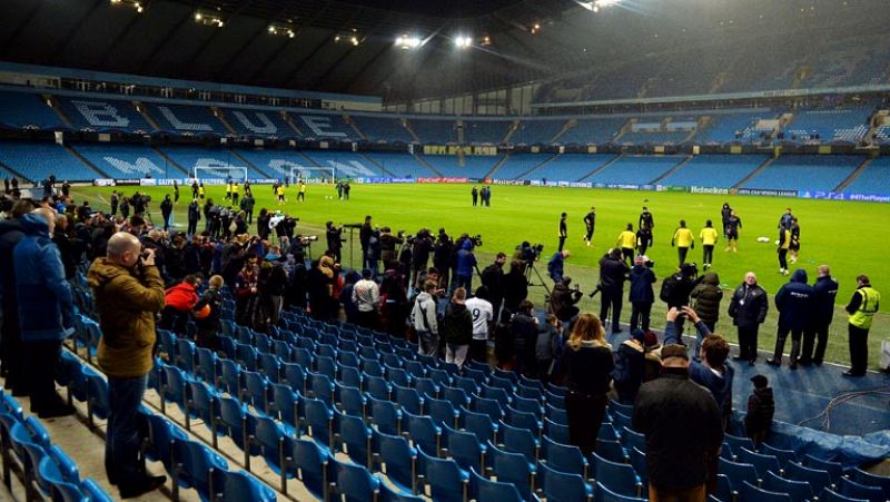 Aficionados con camisetas del FC Barcelona comenzaron a dejarse ver desde esta mañana en el centro de Manchester, una ciudad acostumbrada a recibir a aficiones europeas que visitan al United, pero que aún vive como una novedad que el anfitrión sea el