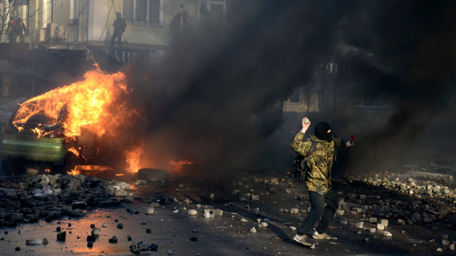 Miles de manifestantes se han enfrentado con la policía antidististurbios en Kiev, al intentar romper el cordón policial en torno al Parlamento.