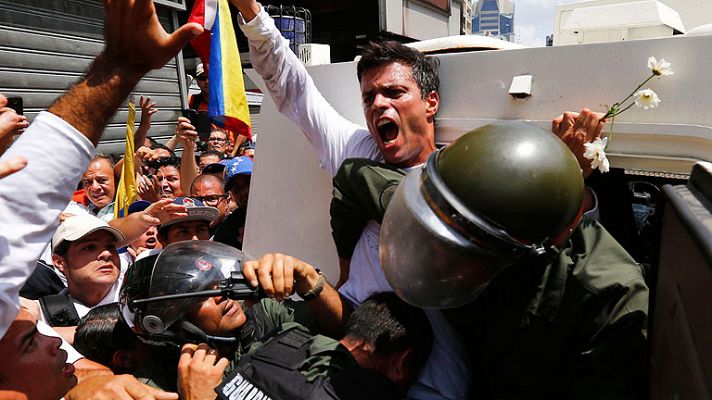 El opositor Leopoldo López se entrega a la policía venezolana en una nueva jornada de marchas