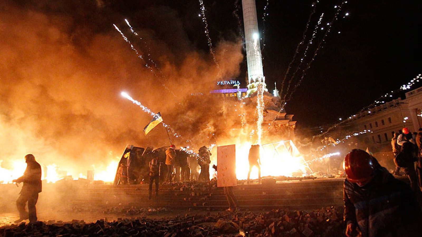  Las fuerzas antidisturbios ucranianas comenzaron hoy el desalojo de la plaza de la Independencia o Maidán de Kiev, bastión de las protestas antigubernamentales, tras el estallido de violentos desórdenes en la capital, que han causado 9 muertos y unos 200 heridos. Con la ayuda de tres camiones de agua, la policía está derribando las barricadas construidas en los accesos a la plaza por los manifestantes, que lanzan a los agentes antidisturbios adoquines, petardos y cohetes artificiales