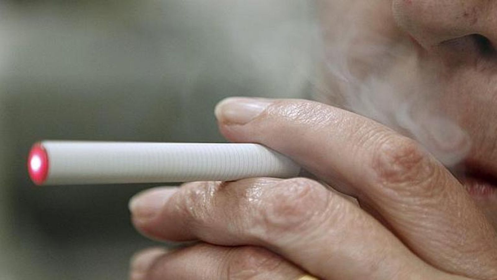 El Congreso aprobará la Ley del Consumo que regula el uso del cigarro electrónico y 'spam' telefónico - Los desayunos | Ver