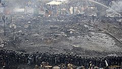 Continúan los enfrentamientos entre manifestantes y antidisturbios en el centro de Kiev