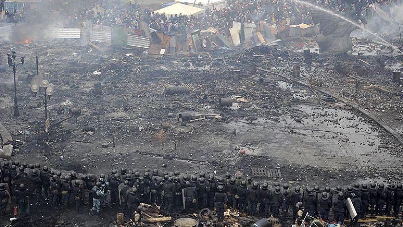 Continúan los enfrentamientos entre manifestantes y antidisturbios en el centro de Kiev