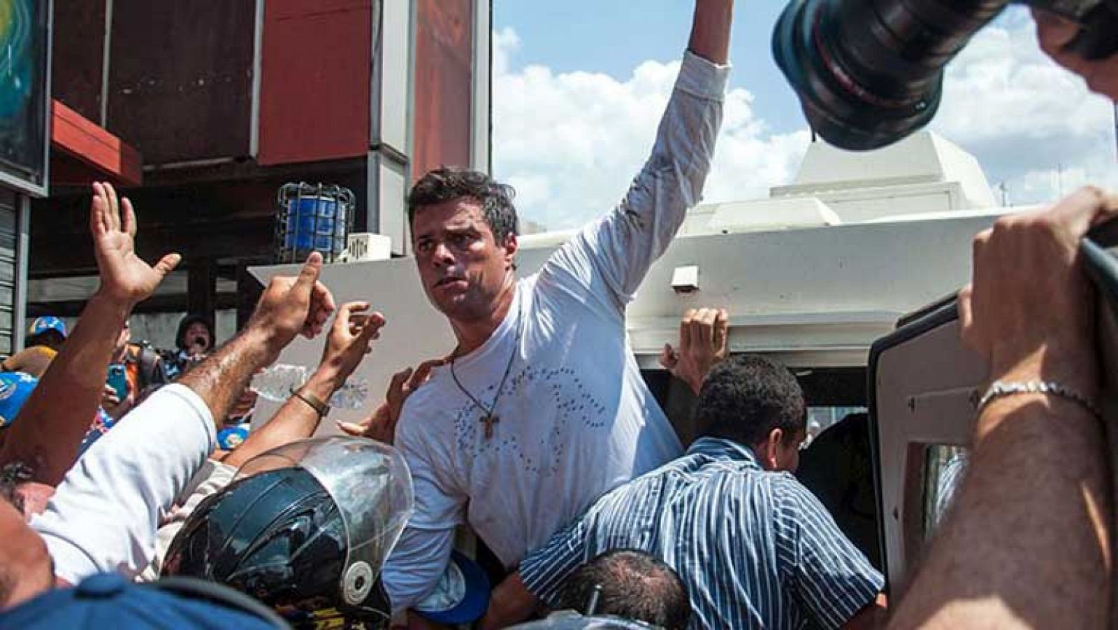 El líder opositor venezolano Leopoldo López pasa su primera noche en prisión