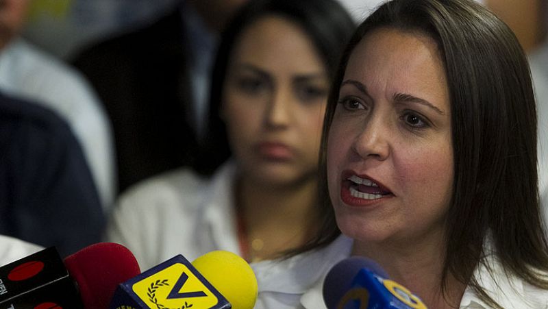  En la oposición al Gobierno de Nicolás Maduro, una de las más combativas es la diputada María Corina Machado. A diferencia de otros líderes, que cuestionan la eficacia de las protestas, ella apuesta por mantener la presión de la calle para propiciar un cambio en el poder de Venezuela. María Corina Machado asegura que las protestas de los venezolanos está motivada por la falta de medicinas, de harina, de leche o de empleo.