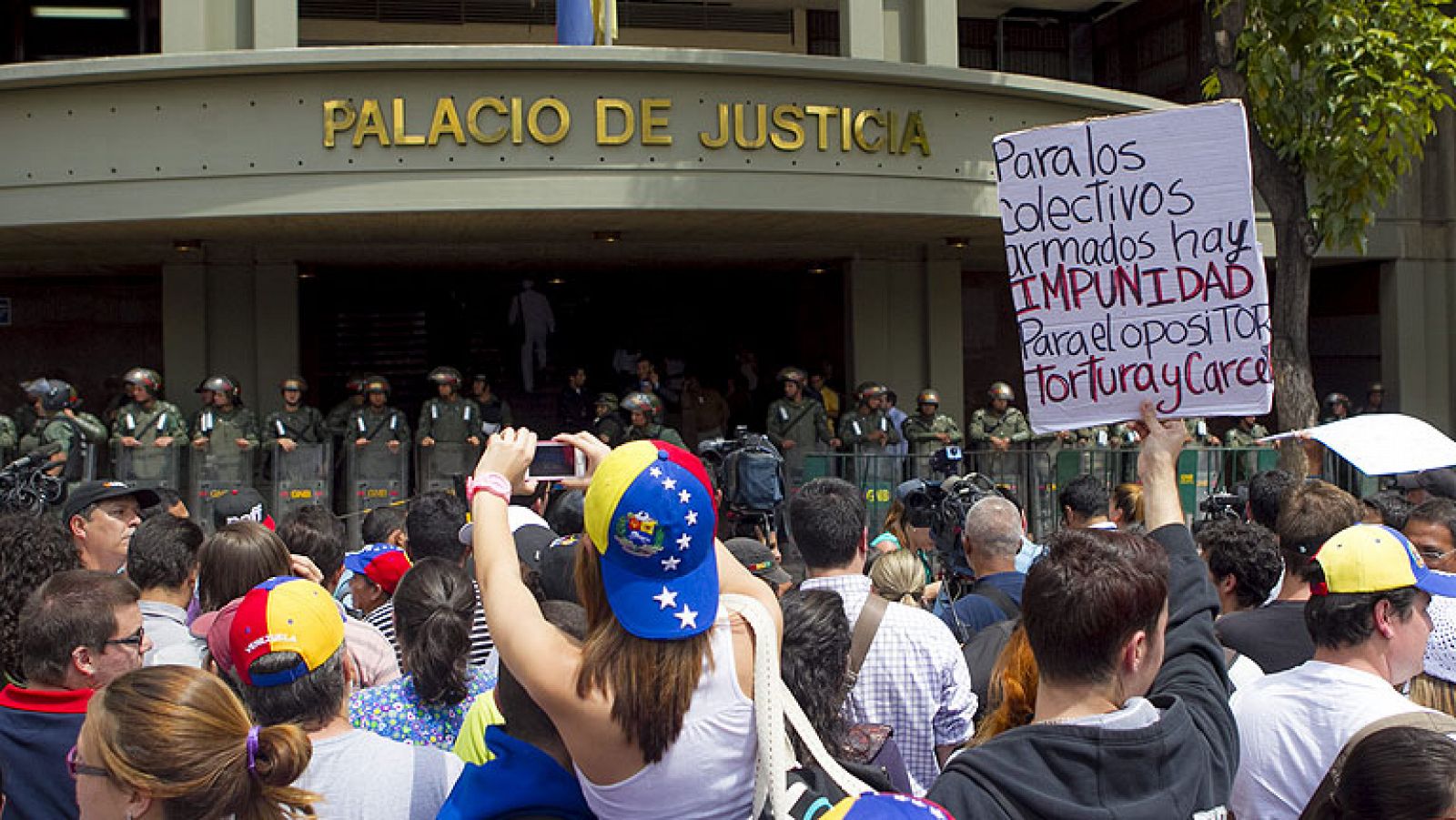 Telediario 1: El opositor venezolano Leopoldo López comparece ante el Palacio de Justicia tras pasar su primera noche en prisión | RTVE Play