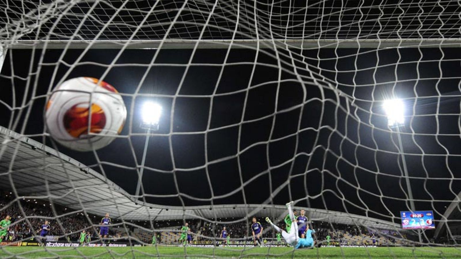 El partido de Europa League entre el Dinamo de Kiev y el Valencia está marcado por factores extradeportivos, ya que las violentas revueltas que se han producido en las últimas horas en Ucrania ha provocado que finalmente se dispute en terreno neutral, en Nicosia. El Valencia tratará de sacar provecho de no tener que jugar en Kiev, aunque la preparación psicológica no ha sido la mejor, después de estar esperando el día antes del partido varias horas en el aeropuerto, mientras la UEFA decidía dónde se jugaba finalmente el encuentro de ida de los dieciseisavos de final y el club organizaba posteriormente el nuevo desplazamiento y hospedaje.