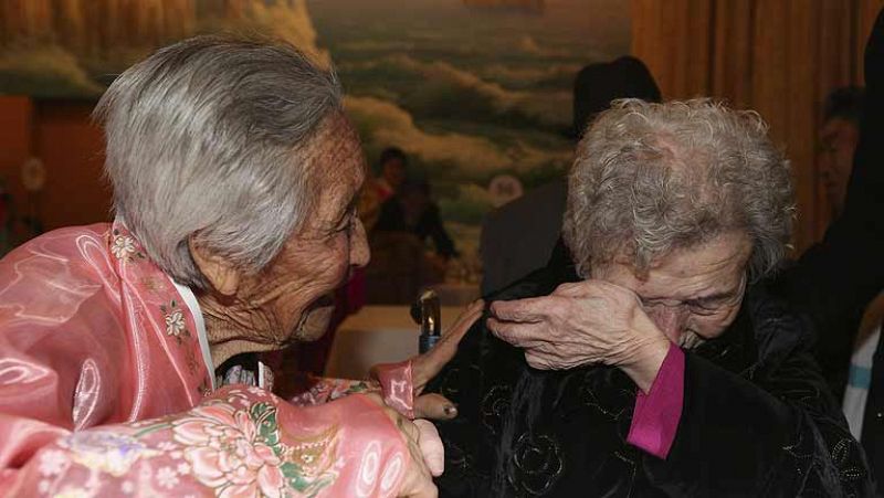 Emocionante reencuentro de ancianos de las dos Coreas