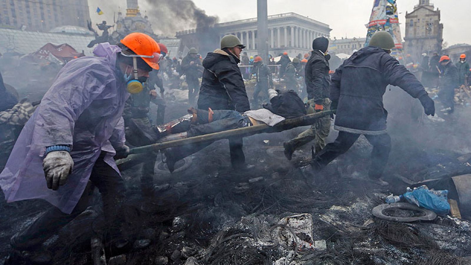 Telediario 1: Batalla urbana entre manifestantes y policía en el centro de Kiev | RTVE Play