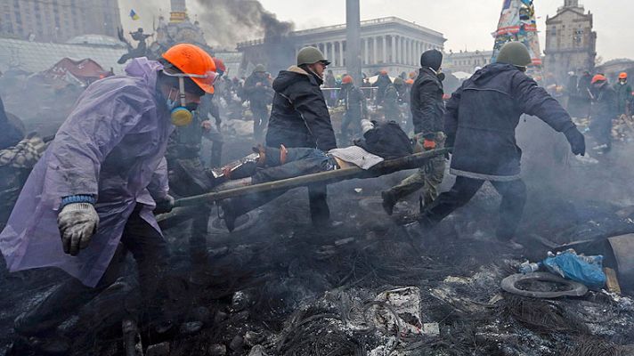 Batalla urbana entre manifestantes y policía en el centro de Kiev