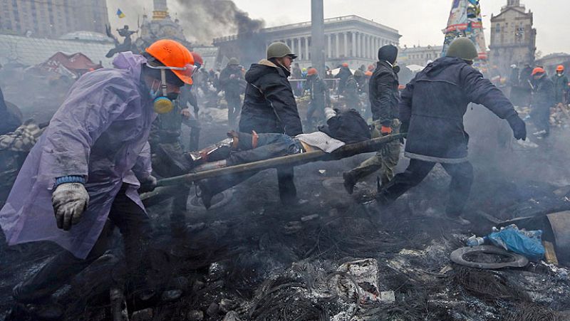  El caos se ha apoderado del centro de la capital ucraniana. A primera hora de la mañana, se rompía la tregua decretada anoche por el presidente Yanukóvich. Manifestantes y policía han utilizado fuego real.  Al menos 15 personas han muerto en las últimas horas, aunque fuentes locales elevan la cifra a más de 30. 