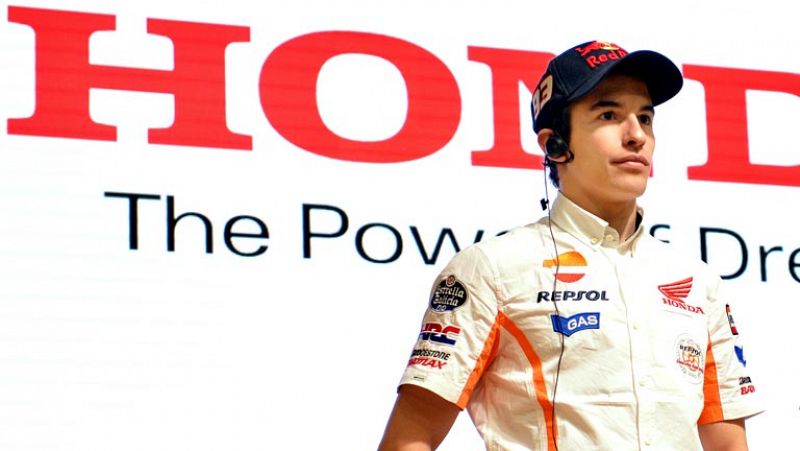 El piloto español Marc Márquez (Repsol Honda), actual campeón del mundo de MotoGP, se rompió el peroné y estará de baja entre tres o cuatro semanas, aunque no se perderá el inicio de la temporada, el próximo 23 de marzo, en el Gran Premio de Catar.