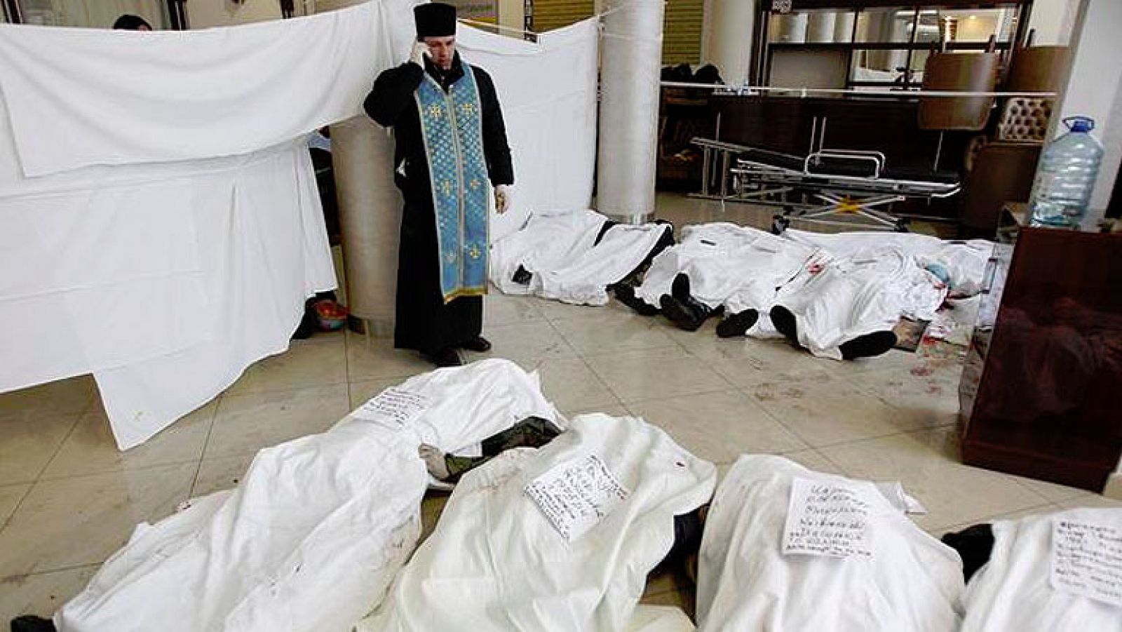 El histórico hotel Ucrania, convertido en morgue y hospital de campaña | Ver