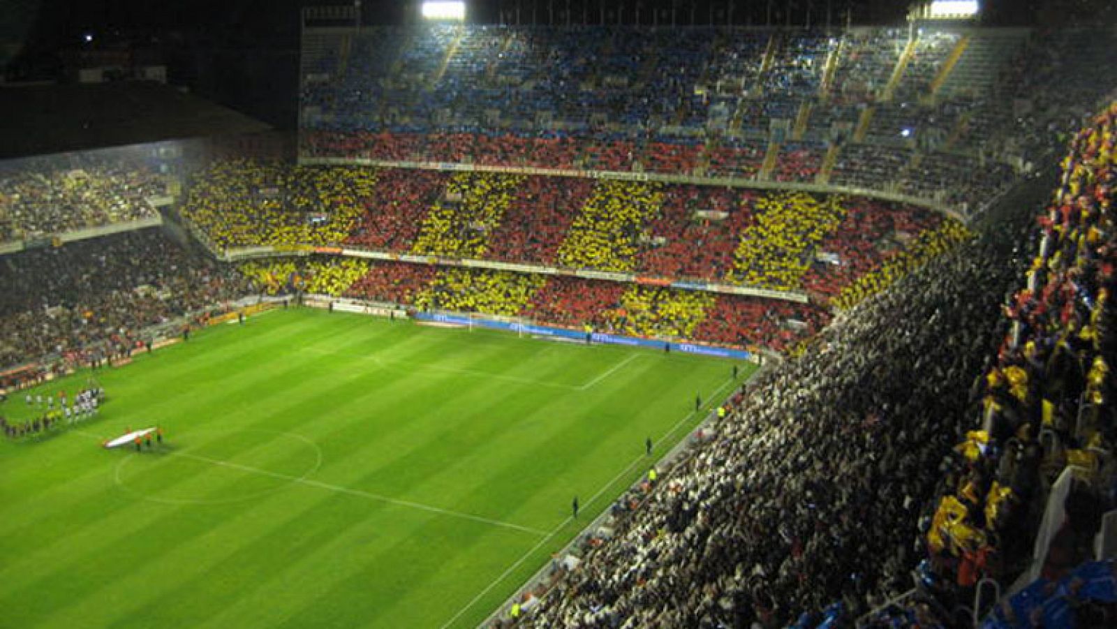 Ya es oficial que la final de la Copa del Rey se jugará en Valencia el próximo 16 de abril, Miércoles Santo, a las 21:30h. tras el acuerdo al que han llegado en la reunión celebrada en Madrid entre la Real Federación Española de Fútbol (RFEF) y los clubes finalistas, Real Madrid y FC Barcelona. El estadio de Mestalla es el escenario elegido para la Copa del Rey 2014, tal y como adelantó TVE. Cada equipo dispondrá de 19.350 entradas.