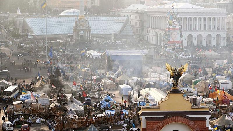 Los opositores permanecen en el centro de Kiev tras una jornada que dejó más de 40 muertos