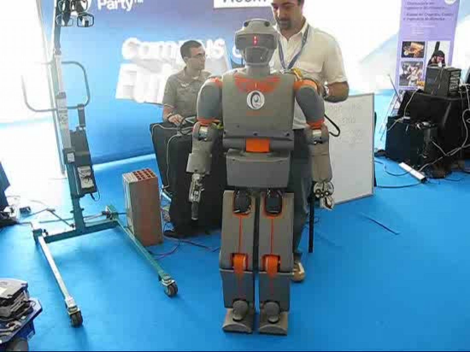 Este robot de aspecto retro es capaz de portar grandes pesos y de reconocer rostros humanos. 