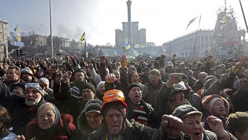 Yanukóvich anuncia elecciones anticipadas y un gobierno de transición para frenar la violencia