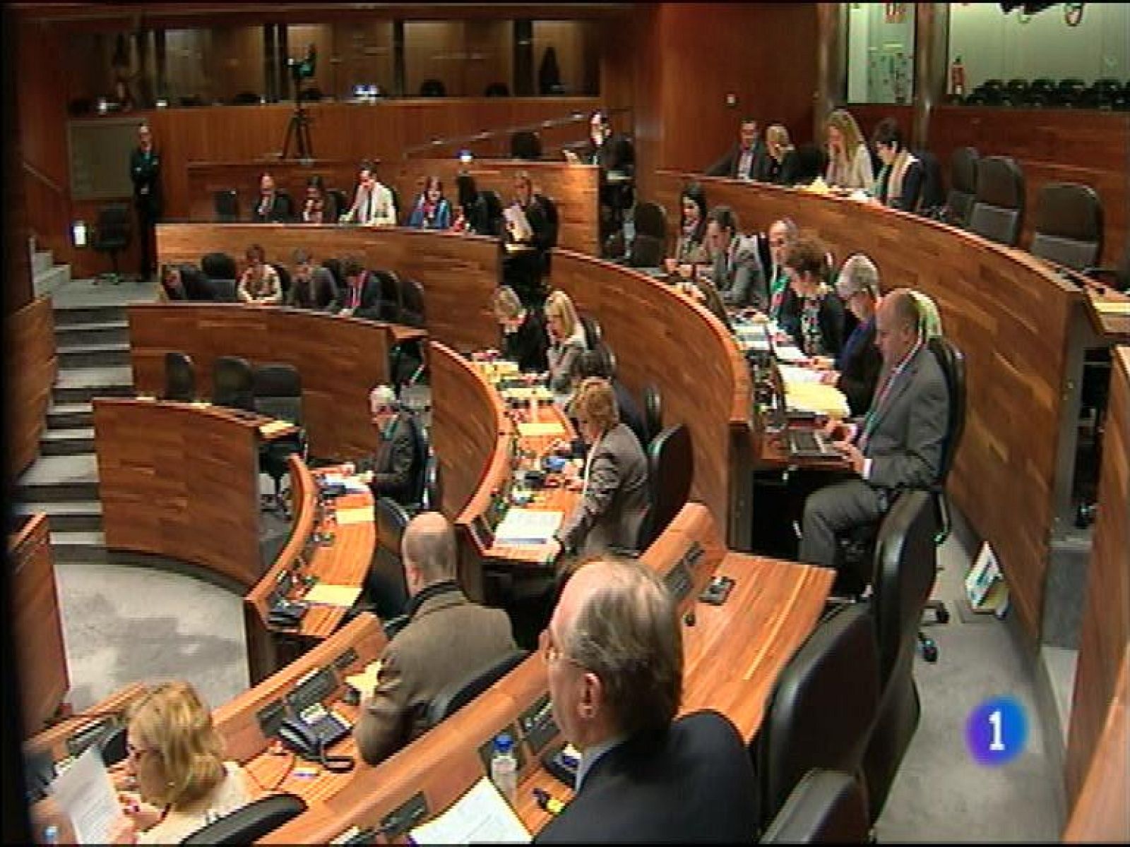  Rotas las negociaciones entre Coca-Cola y los sindicatos, al negarse la empresa a dar marcha atrás en el cierre de cuatro plantas.La Junta General del Principado rechaza una moción del PP para reprobar al consejero de Economía, Graciano Torre.