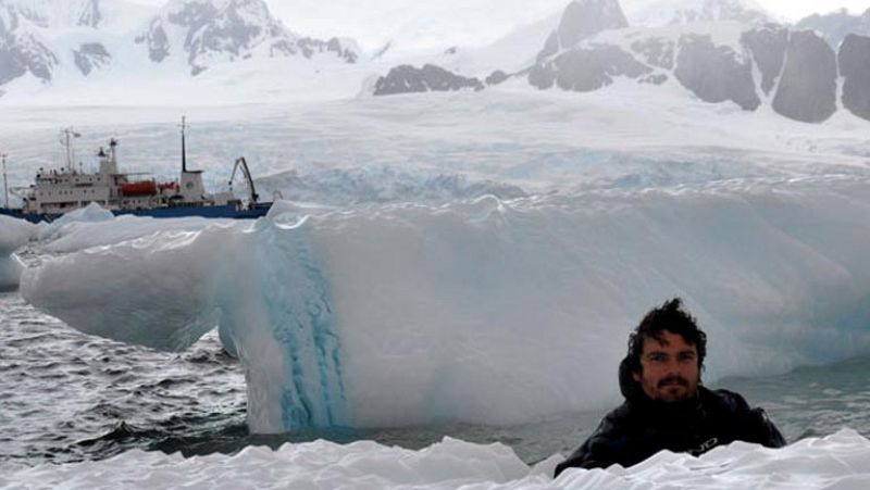 Paco (buceador profesional) y Jesús (deportista discapacitado) se han propuesto entrar en la historia. La aventura es cruzar el desierto blanco ya sea por encima del hielo y la nieve o por debajo del agua en doce días.