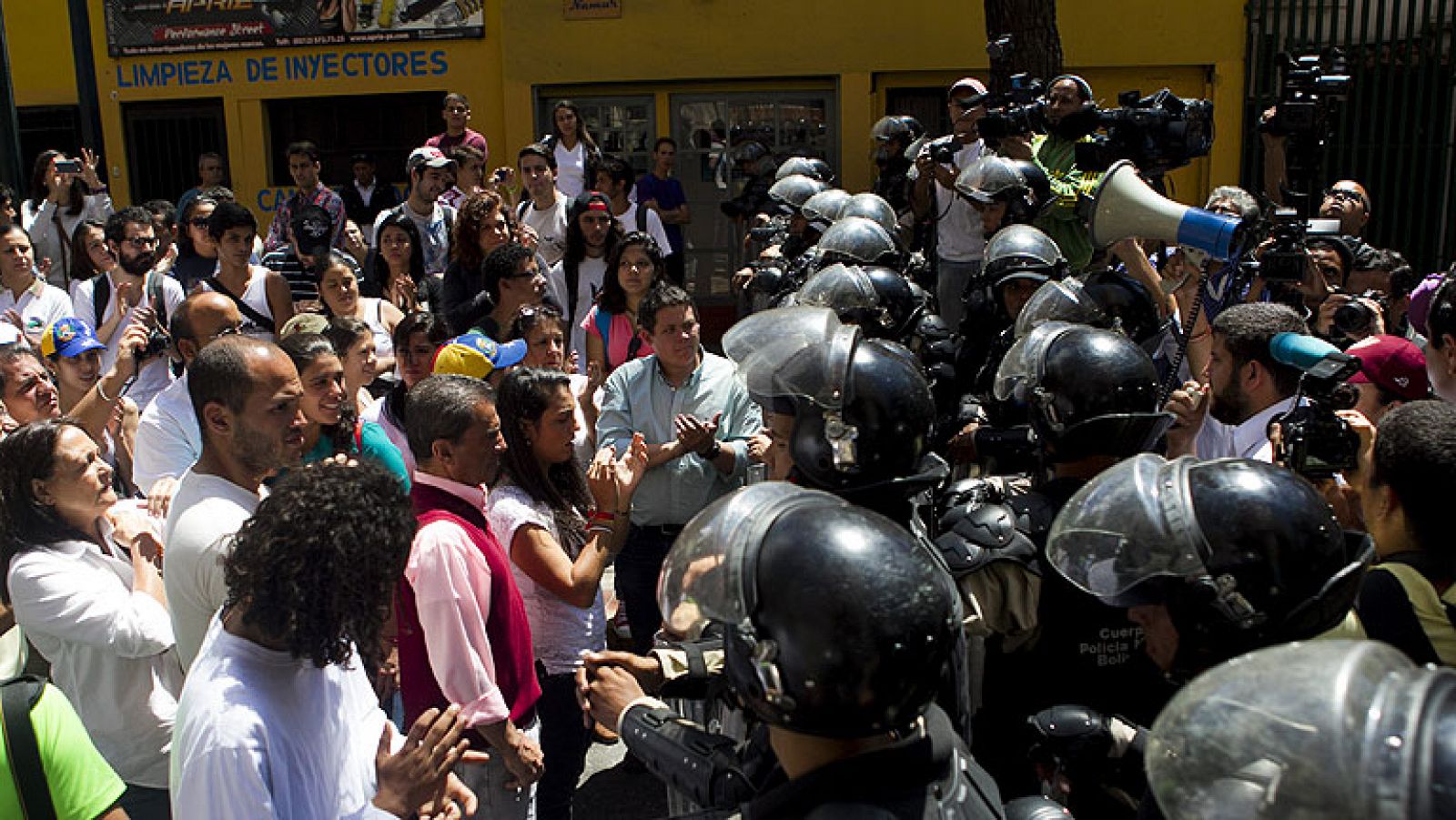  En Venezuela, siguen las manifestaciones estudiantiles contra el Gobierno del presidente, Nicolás Maduro. Pero el pulso que se libra en las calles también se está librando en el terreno informativo, tanto en los medios como en las redes sociales.