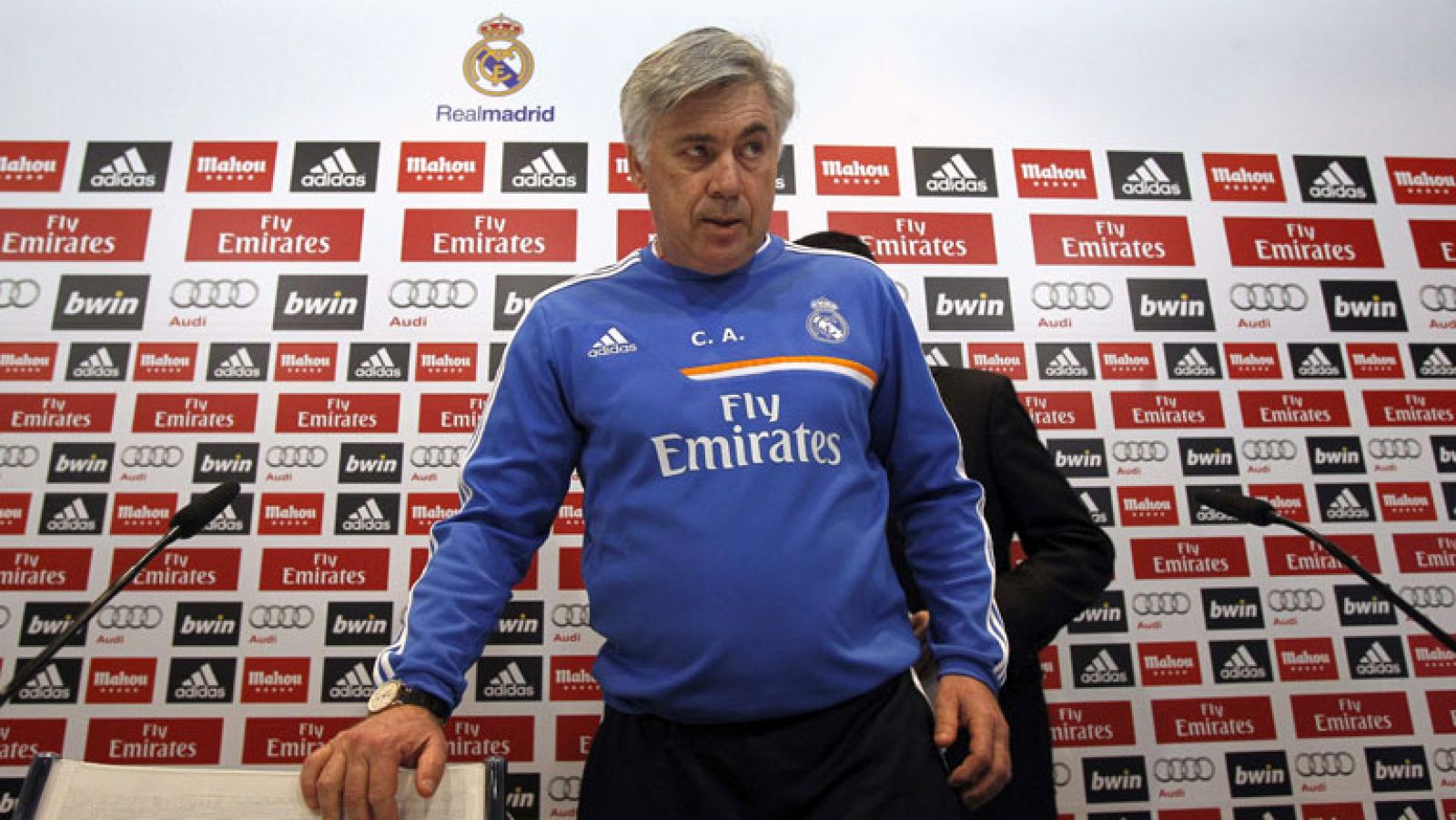 El entrenador del Real Madrid, Carlo Ancelotti, no ha desvelado el once que saldrá para recibir al Elche en el partido de Liga de la jornada 25ª, porque "espera" que le quiten la sanción a Cristiano Ronaldo y pueda estar sobre el césped del Bernabéu.

"No tengo claro el once de mañana, necesitamos esperar la decisión del Comité con Cristiano. Espero que le quiten un partido y que pueda jugar. No me parece lógico tener que esperar hasta mañana. Hicimos la apelación muy pronto y estamos esperando. Es el tiempo de la burocracia y no podemos hacer otra cosa que esperar", ha dicho en rueda de prensa el italiano.