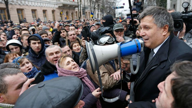 Los opositores ucranianos toman el control de los principales edificios estatales