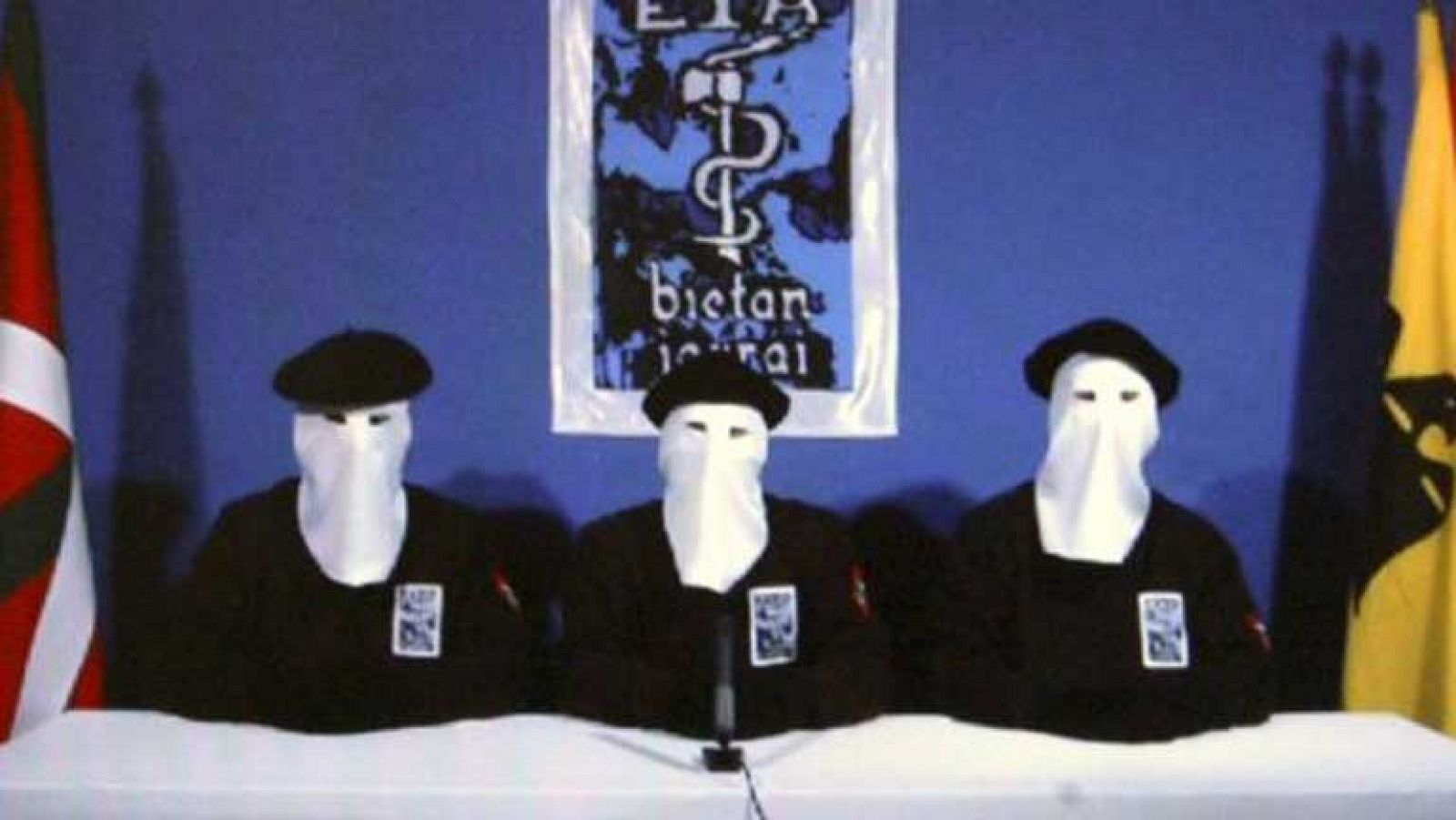 Expertos de la lucha antiterrorista analizan el vídeo de ETA