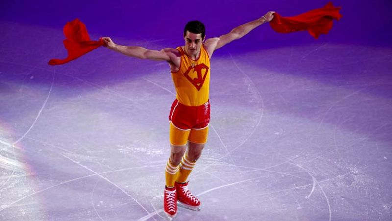 El patinador español Javier Fernandez ha regresado a la escena en Sochi. Su clase de aerobic ha vuelto a poner una sonrisa en la Gala de exhibición con la que el patinaje artístico se ha despedido de los Juegos. El patinador madrileño se va de Sochi 