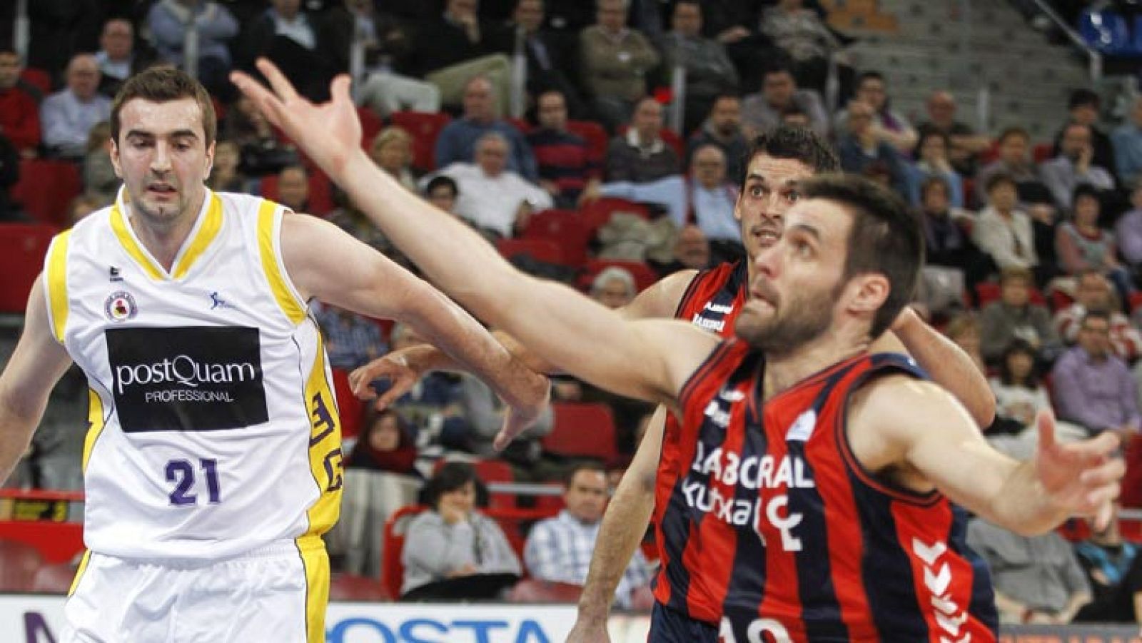 El Laboral Kutxa ha logrado la victoria este sábado, en la vigésima jornada de la Liga Endesa, ante el Baloncesto Valladolid (84-67) tras tres derrotas consecutivas en el torneo doméstico y se  ha colocado provisionalmente en puestos de 'play-off' como cierre a  una semana marcada por la llegada del estadounidense Lamar Odom, que  aún no jugó, al equipo vitoriano. 