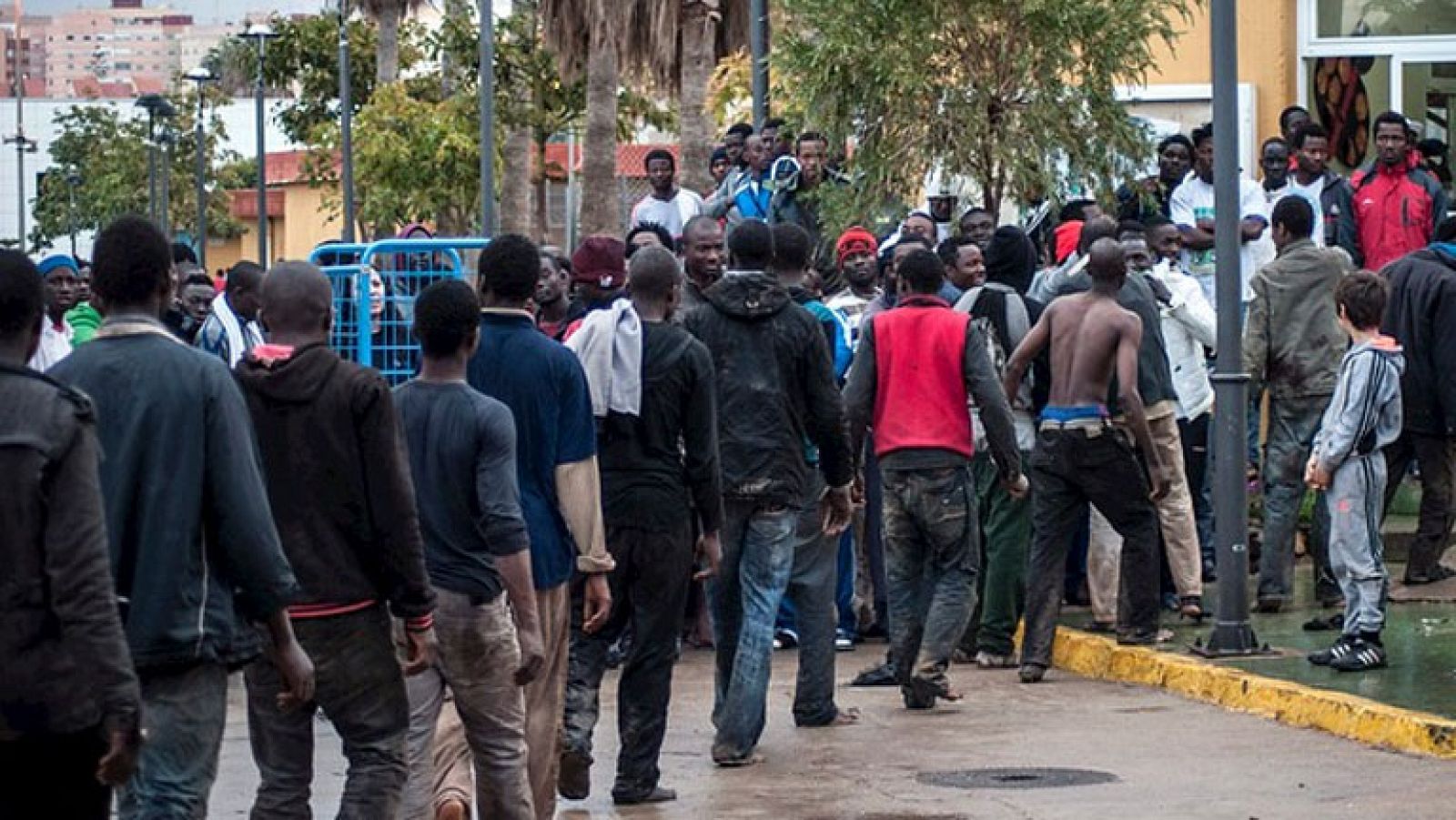 Un centenar de inmigrantes logran entrar en Melilla en un nuevo asalto a la valla