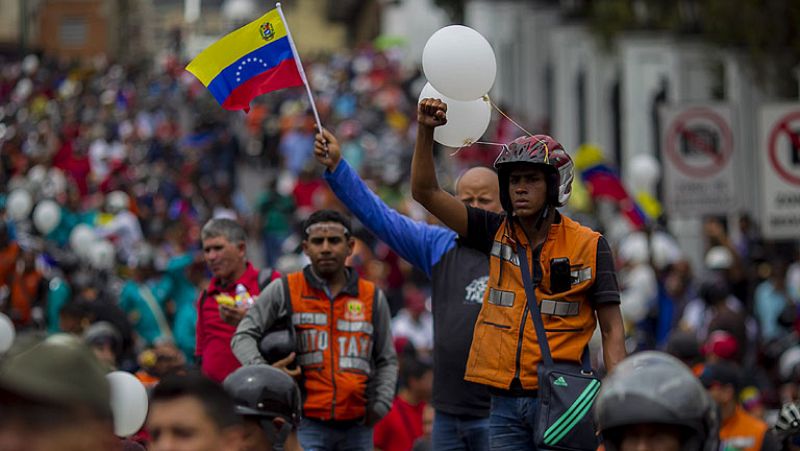  El 'Movimiento Revolucionario Tupac Amaru' es uno de los grupos que apoya al gobierno de Nicolás Maduro en Venezuela. Ellos niegan estar entre las facciones que sacaron las armas durante las últimas protestas, aunque muchos lo consideran 'el brazo armado del chavismo'.