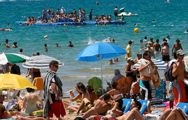  Abundan los 'mirones tecnológicos' en la playa