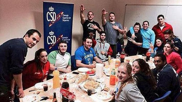 Telediario 1 - Atletas expedientados por un saludo al estilo nazi