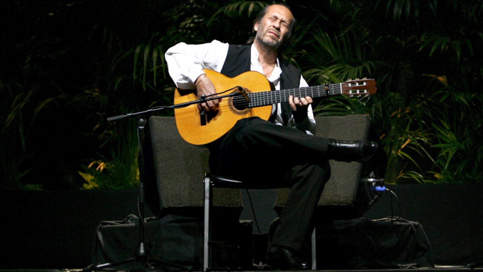 Muere Paco de Lucía, maestro de los guitarristas flamencos, a los 66 años