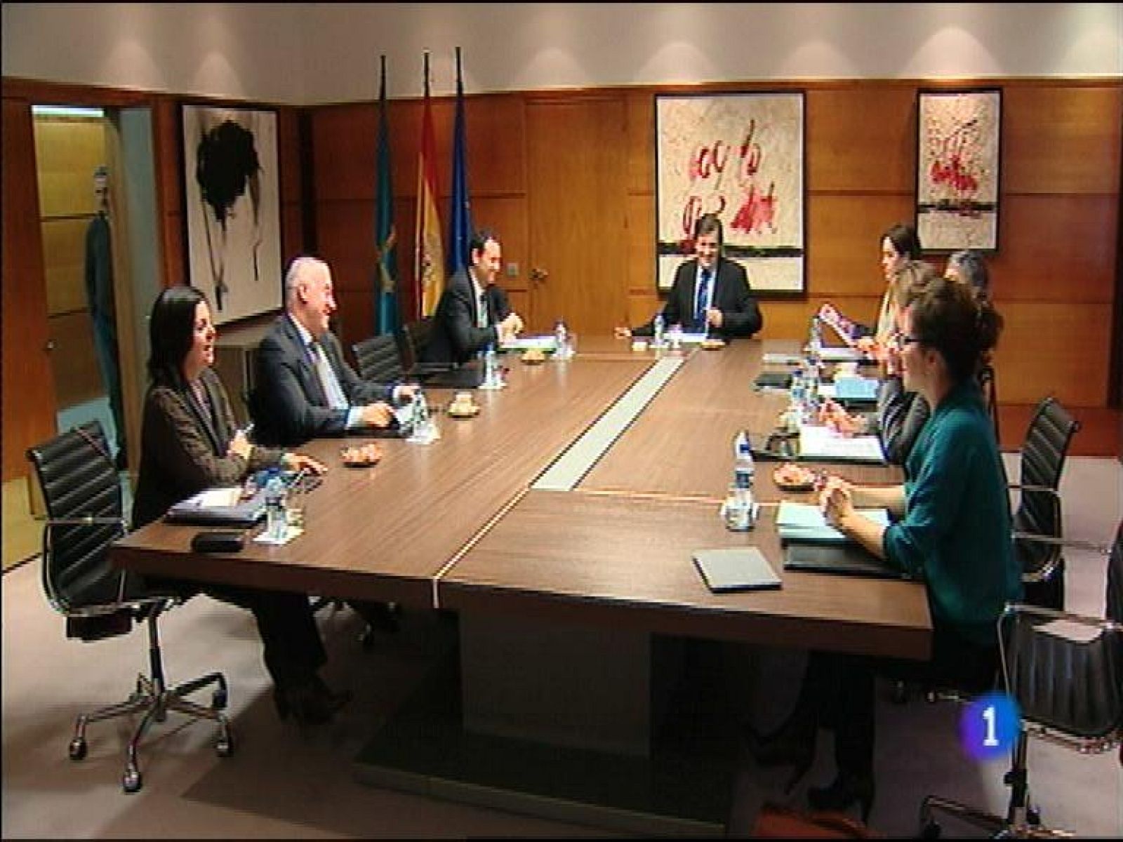  El gobierno asturiano piensa recurrir ante el Tribunal Constitucional la Ley de Educación por vulnerar, entre otras cosas, competencias autonómicas. También el ejecutivo pedirá al ministro de Industria y Energía la paralización de las reformas eléctricas.Rajoy dice que su Gobierno jamás ha maniobrado para desacreditar a ningún dirigente político. Fue en respuesta al diputado de Foro Álvarez Sostres, que le acusó de falta de ética con Cascos.