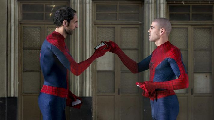 Telediario 1 - Iniesta, Valdés, Arbeloa y Diego López se visten de Spiderman