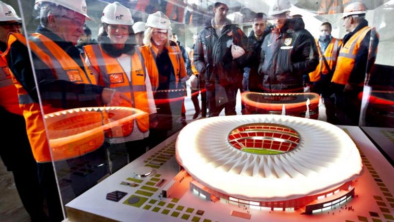 La primera plantilla del Atlético de Madrid y la directiva del club rojiblanco, con el presidente Enrique Cerezo al frente, han visitado hoy junto a la alcaldesa de Madrid, Ana Botella, las obras de 'La Peineta', estadio al que está previsto que el e