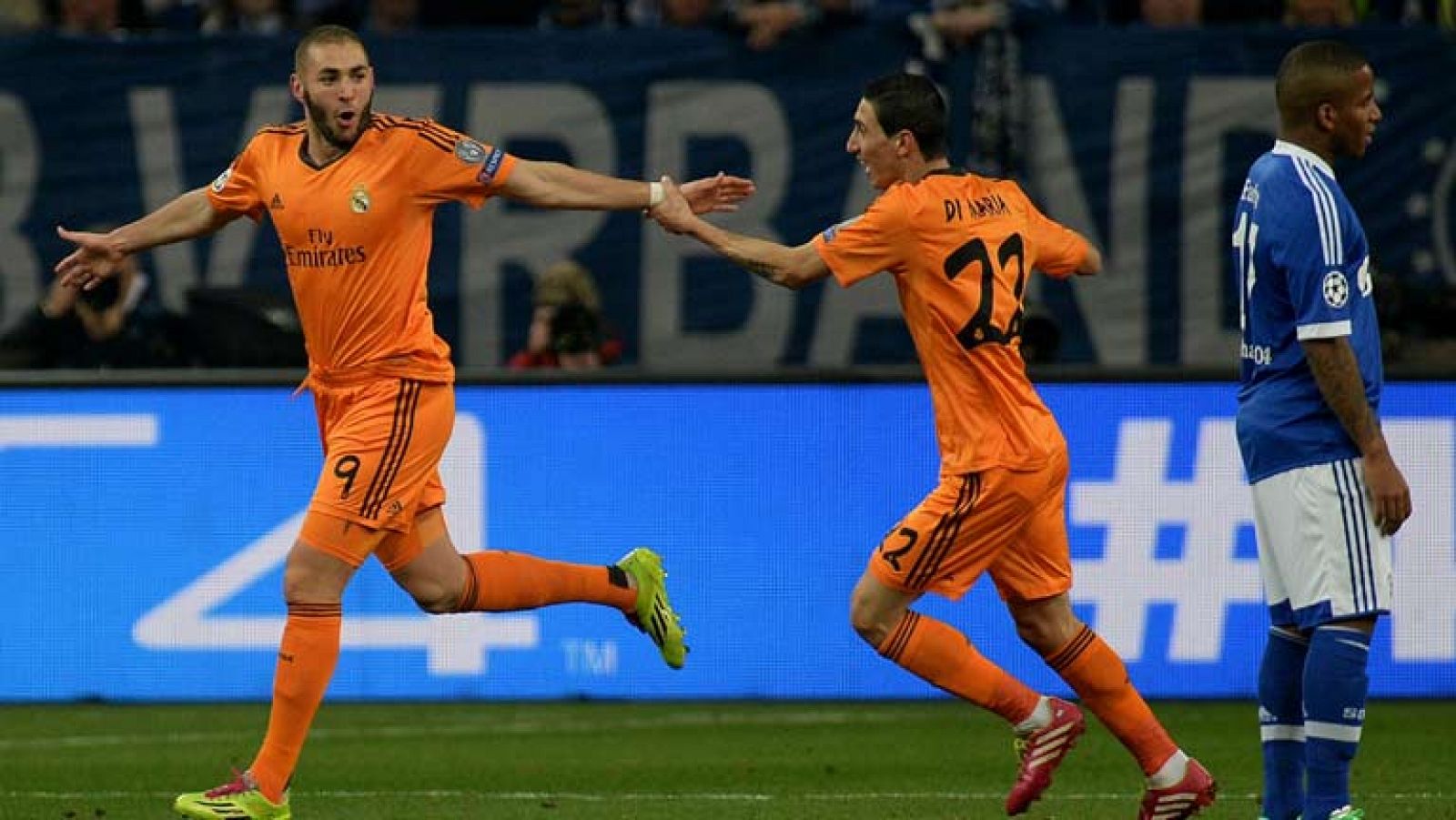 Buena combinación entre Bale y Cristiano, que intenta hacer la pared con el galés pero la toca Santana, quien en lugar de despejar se la deja muerta a Benzema. El francés no perdona y adelanta al Real Madrid en el minuto 12 de juego.